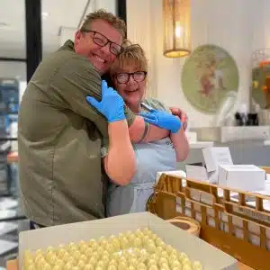Dennis & Miranda met de zelfgemaakte bonbons. Een echte chocolaterie in Bilthoven, de chocola is ook te bestellen.