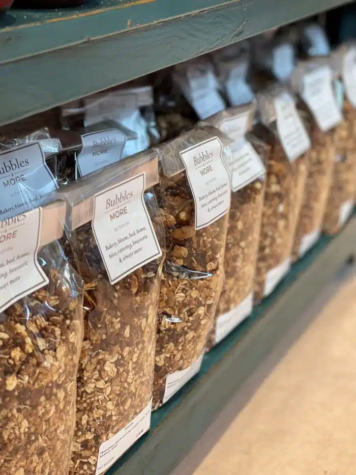 Huisgemaakte granola |  havervlokken, gepofte kokosrasp, amandel, rozijnen, honing, kardemon en kaneel