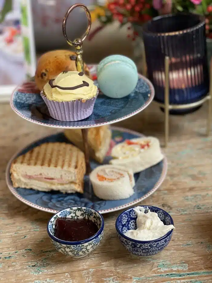 Kinder high tea