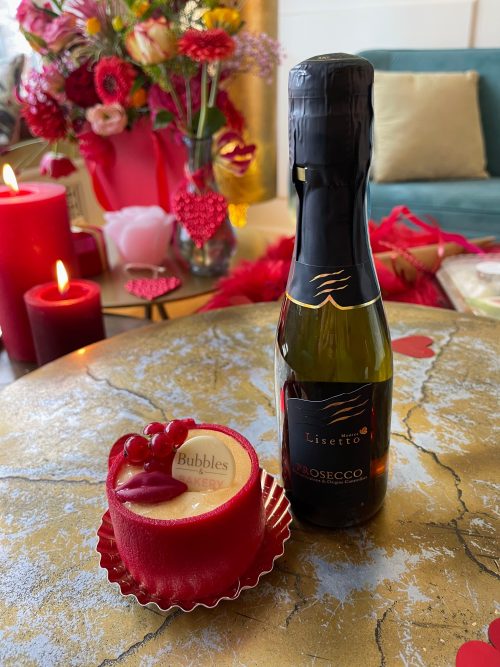 Valentijns taartje en champagne