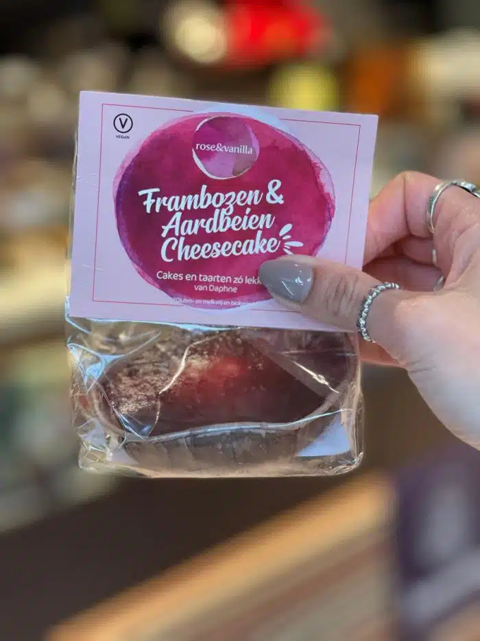 Glutenvrij, vegan en melkvrij gebakje frambozen- aardbei | Rose & Vanilla