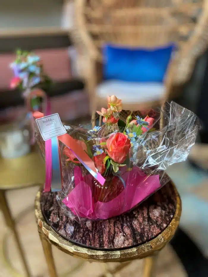 Boeketje inclusief vaasje | Verse- of kunstbloemen