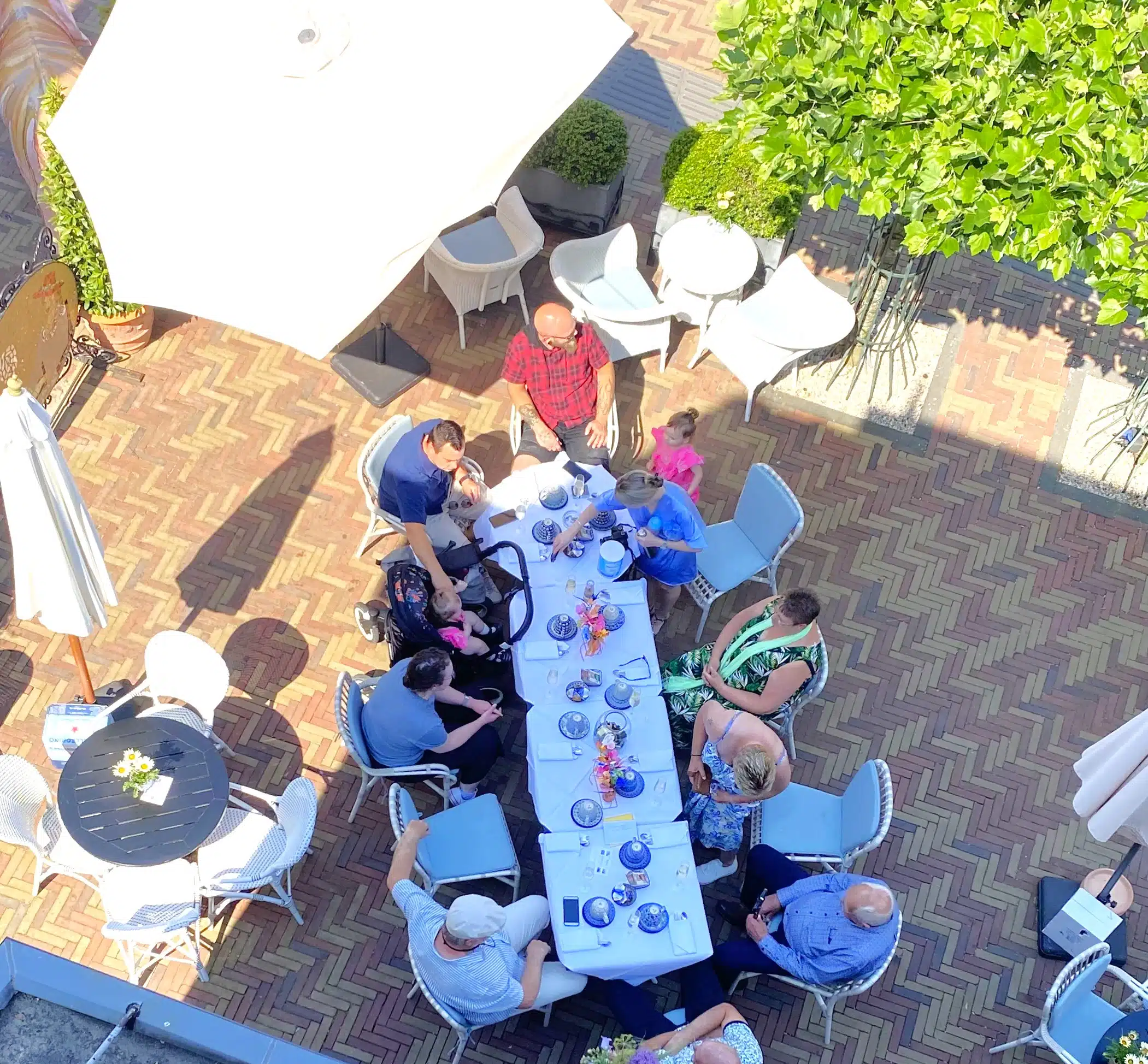 high tea feestje op bubbles terras