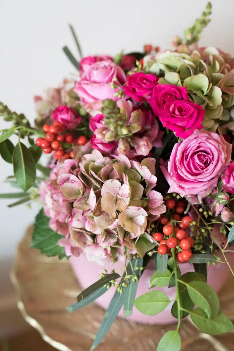 verse bloemen op tafel babyshower