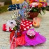 Valentijnscadeau | Bosje bloemen met vaasje en huisgemaakte valentijnscupcake