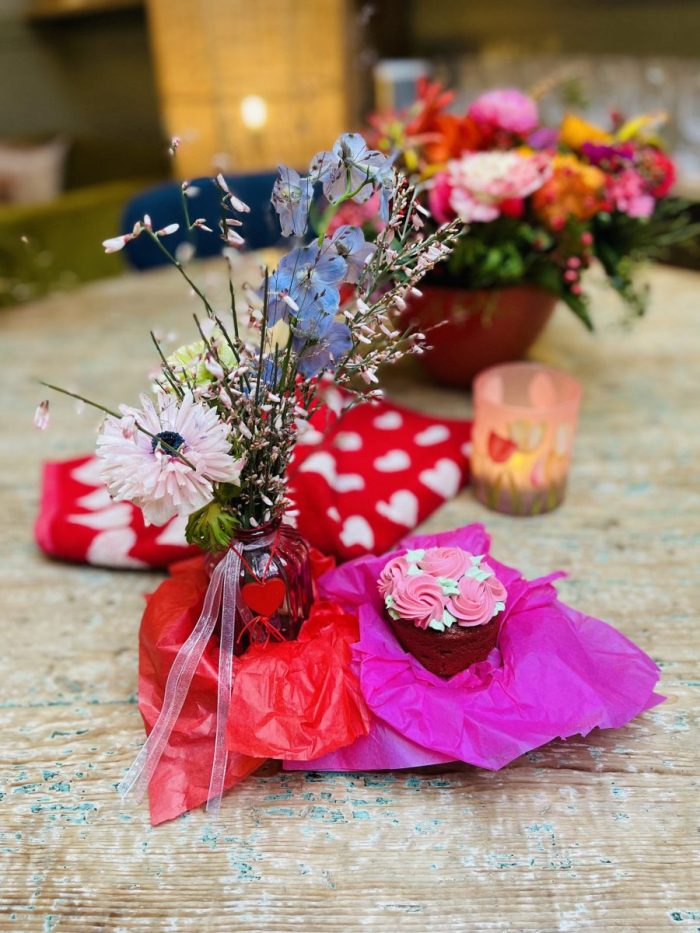 Valentijnscadeau | Bosje bloemen met vaasje en huisgemaakte valentijnscupcake