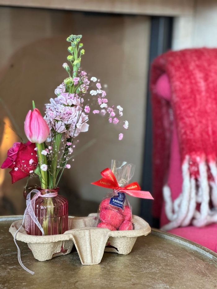 Valentijnspakketje | Vaasje bloemen met chocolade