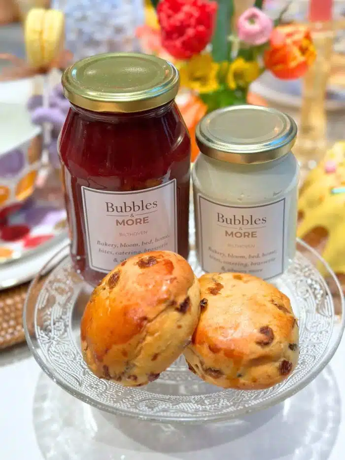 De lekkerste aardbeien jam, gemaakt door onze eigen chefs. Voor bij de scones of gewoon op tafel.