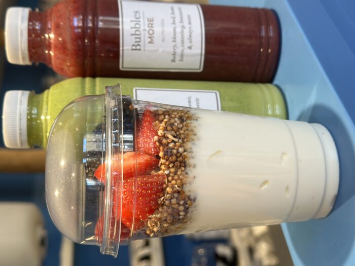 Yoghurt to go, met fruit, huisgemaakte ganola & chiazaad