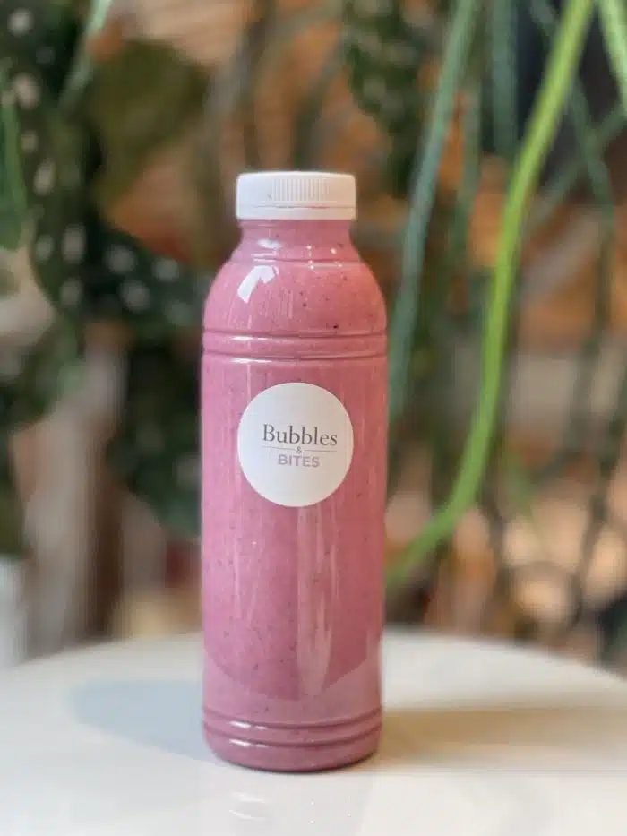 Smoothie aardbei, blauwe bessen, banaan, sinaasappel