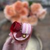Valentijnscadeau | Bosje bloemen met vaasje en huisgemaakte valentijnscupcake - Afbeelding 2