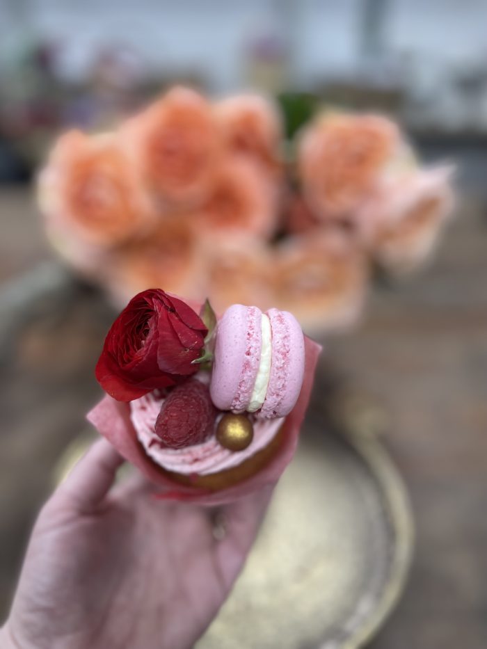 Valentijnscadeau | Bosje bloemen met vaasje en huisgemaakte valentijnscupcake - Afbeelding 2