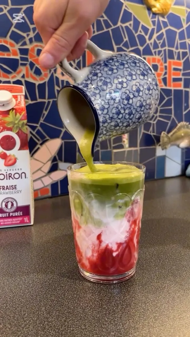 Zin in iets fris? Kom gezellig bij ons langs om de nieuwe iced matcha latte met aardbei te proeven! 🌞🍓💚