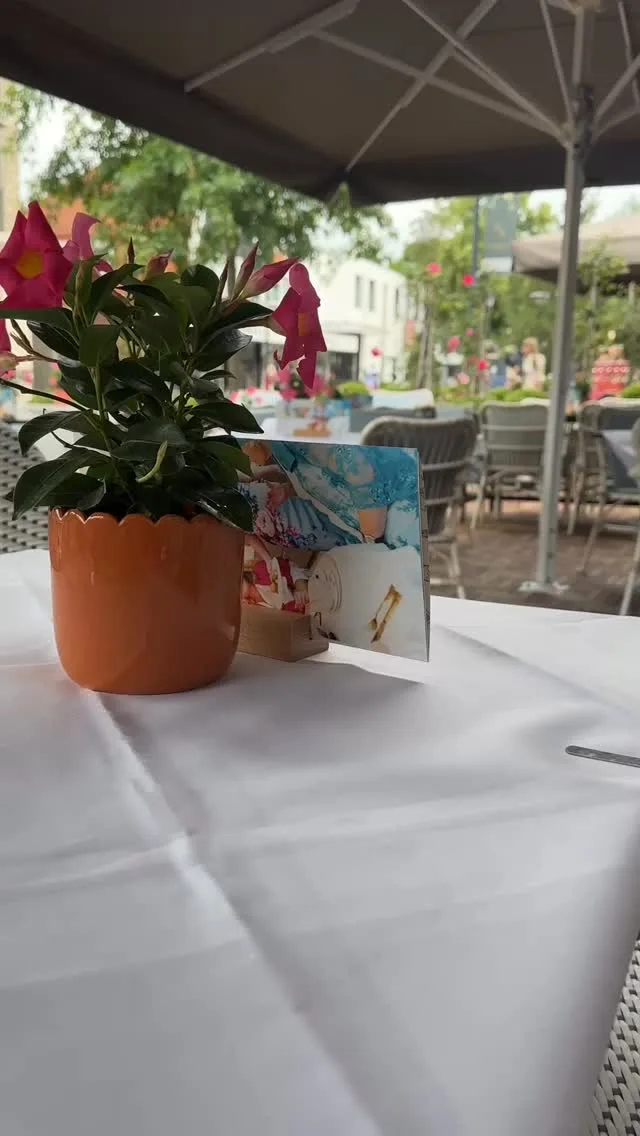 & rondje Bubbles 2.0 

Zoals we nu door gaan moeten we elk jaar ons filmpje updaten. Want Bubbles is al 20 jaar het groeien. Nu willen wij graag weten.. welke deur pakken jullie het liefst? Home, bakery, Bloom, Bites, brasserie of bed? 

#BubblesAndMoreBilthoven #WarenhuisMetSmaak #OntdekBubbles #Conceptstore #HighTeaBilthoven #StylingEnSfeer #Winkelinspiratie #Cadeauwinkel #TaartenBilthoven #WorkshopsBilthoven #LifestyleWinkel #Interieurinspiratie #KoffieEnTaart #BloemenwinkelBilthoven #Bilthoven #ShopLocalNL #Kerstinspiratie2025 #Najaarscollectie #Woonaccessoires #BrasserieBilthoven #DingenDieJeNietWist #OntdekMeer #Miniwarenhuis #SmaakvolWinkelen