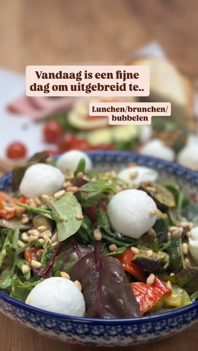 Vandaag is de dag om lekker te lunchen, brunchen, bubbelen en een beetje te flaneren bij Bubbles. Bij het ontwikkelen van onze menukaart vinden we een paar elementen heel belangrijk: het moet royaal zijn, het moet er prachtig uitzien, en bovenal je moet echt krijgen waar je voor betaalt.
Denk aan een grote, kleurrijke salade. Een royaal 12-uurtje, met net dat beetje extra liefde. Of een knapperige toast belegd met drie soorten heerlijke vissalades.
In onze brasserie neem je echt de tijd. Om te genieten, om even te landen. En daarna? Maak je nog een fijn rondje door de winkel. Precies zoals we het altijd al voor ons hebben gezien.
#bubblesandmore #brasseriebubbles #luncheninbilthoven #highteabilthoven #12uurtje #brunchtime #bubbelenenflaneren #versekeuken #mooitafel #lunchdate #taartenenmeer #stijlvolgenieten #bilthoven #kleinwarenhuis #serviezenliefde #foodstyling #bubblesmomentje