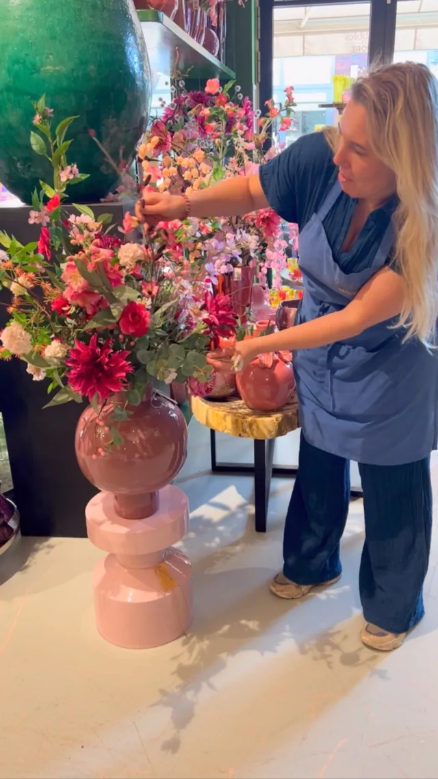Heerlijke week … alles komt langs .. nieuwe stagiaires volle  bed and breakfast drukke lunches blije mensen die er elke dag weer een feest van willen maken.. en wat wordt er altijd hard gewerkt .. op naar de volgende week vol met Bubbles &Blessings ☀️💃#bilthoven #familiebedrijf #trots #bubblesandmore #vrouwelijkeondernemers #zomer #kleurrijkwonen #warenhuis #utrecht