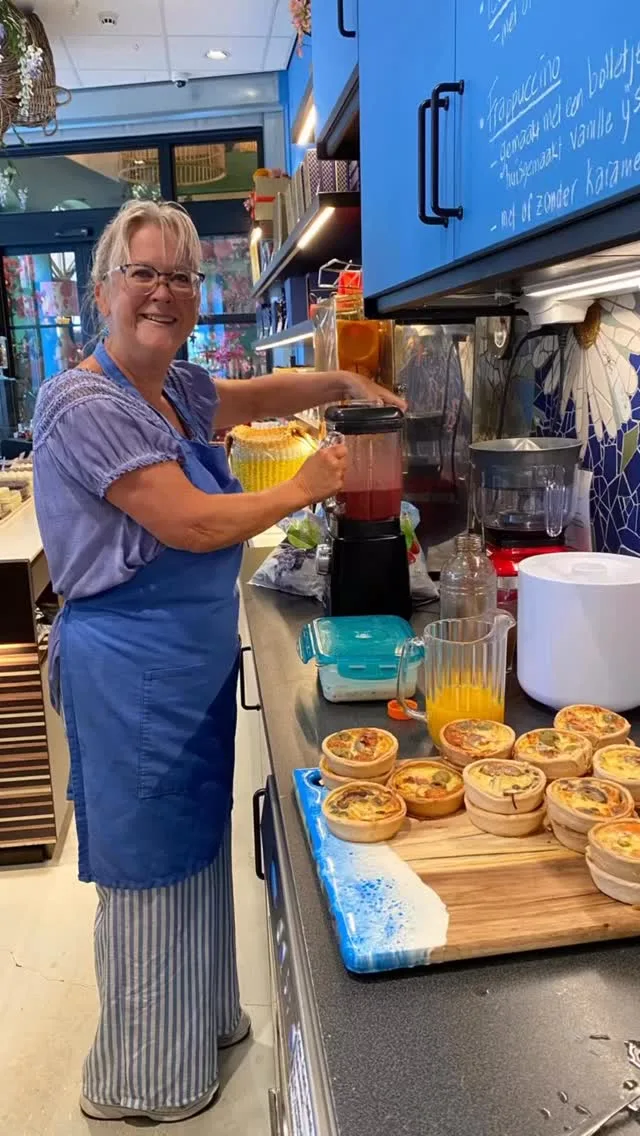 And always more … deze week vloog om elke dag is het een uitdaging om alles rond te krijgen maar het lukt altijd weer… dank mooi team fijn weekend☀️#bilthoven #familiebedrijf #utrecht #trots #bubblesandmore #vrouwelijkeondernemers #zomer #kleurrijkwonen #warenhuis #catering #